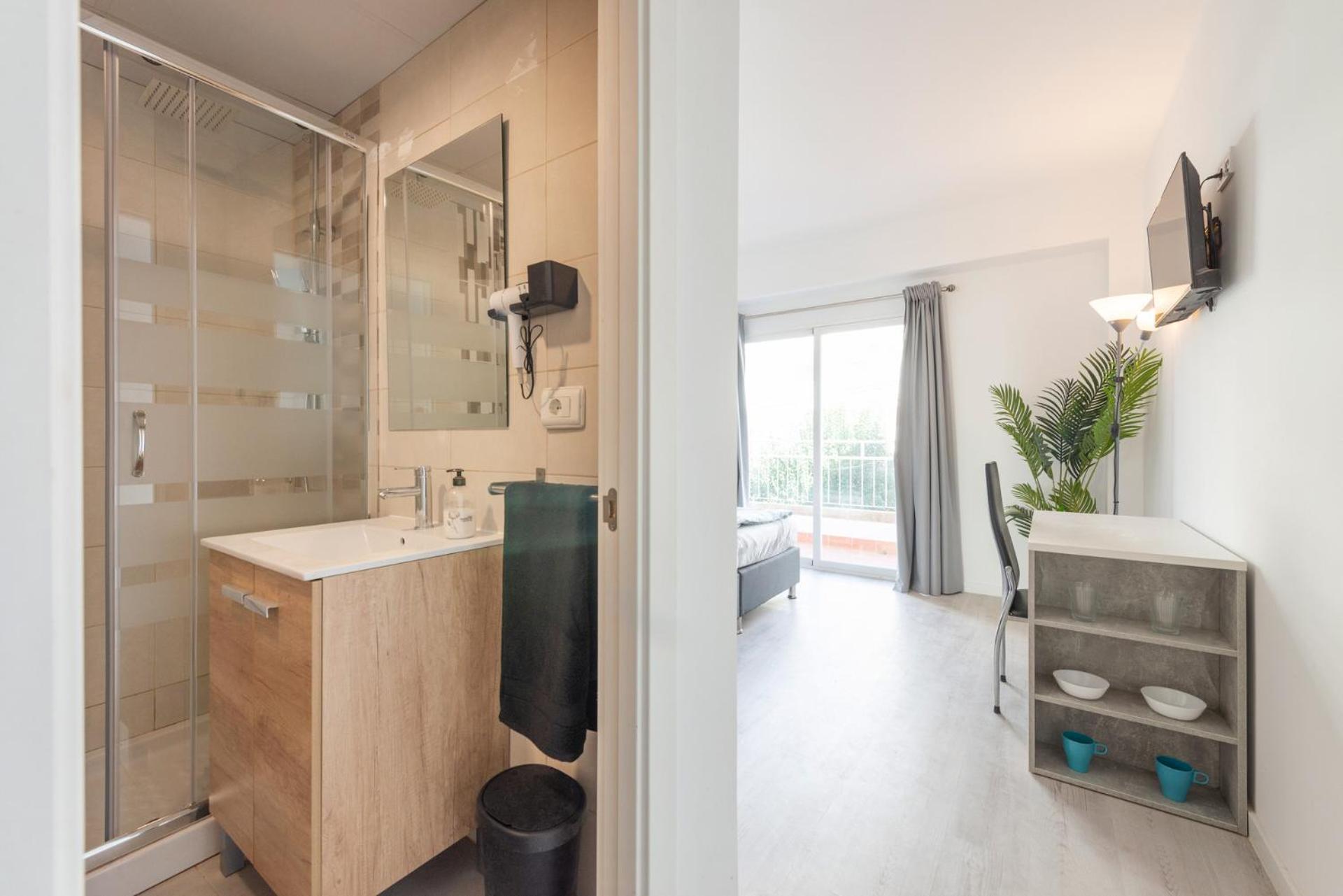 Beetroot, Jedes Verfuegt Ueber Smart Tv , Eigenes Bad Mit Regendusche Und Balkon *